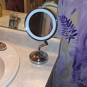 Light-up beauty mirror